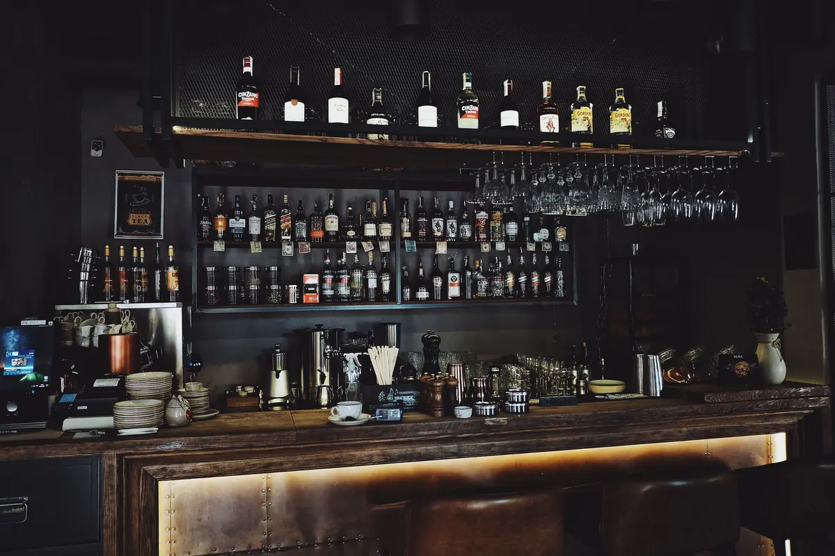 The Beginner's Guide to British Pub Etiquette: Ordering, Tipping and Table Manners